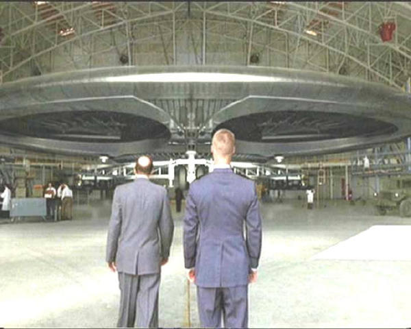 美军基地惊现神秘UFO，因中国逼得太紧要放大招？